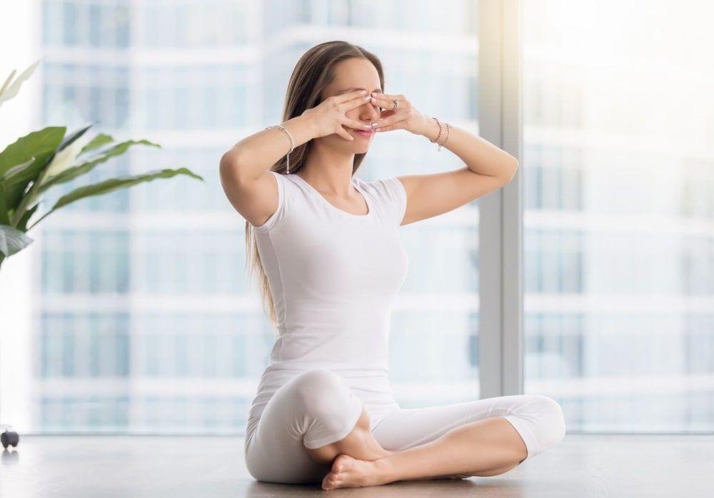 Bài tập thở con ong Bhramari Pranayama giúp ngủ ngon